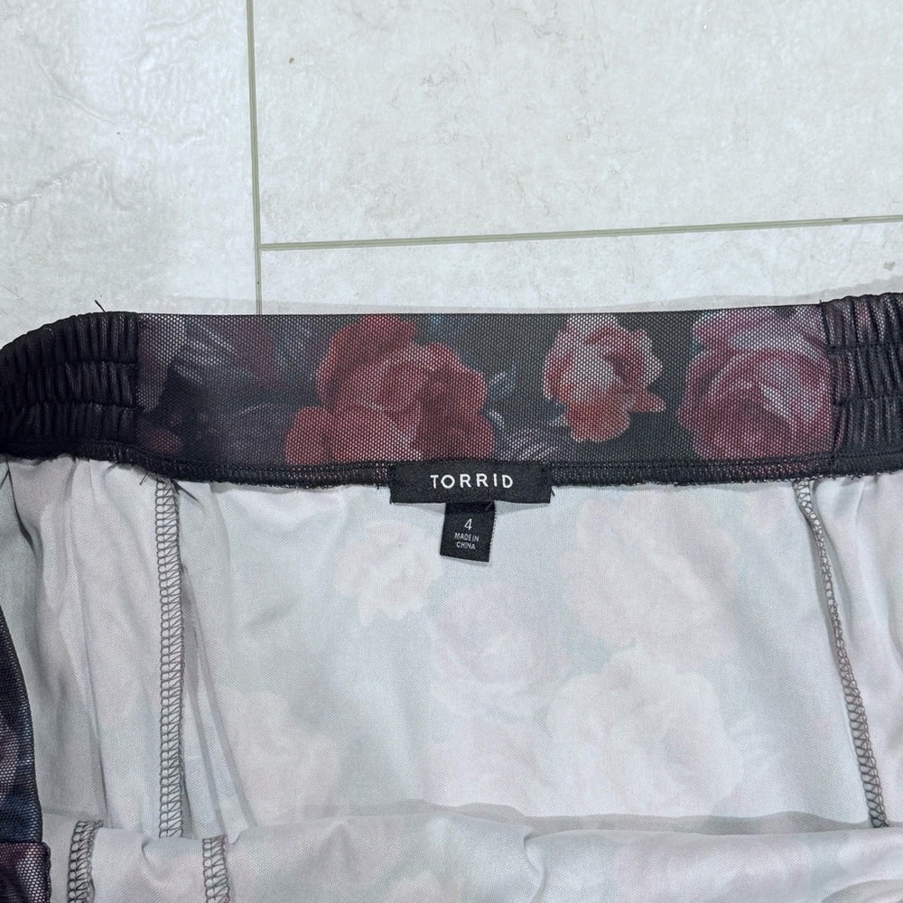 Torrid Sheer Floral Skater Skirt 🌹🖤 - Picture 3 of 5